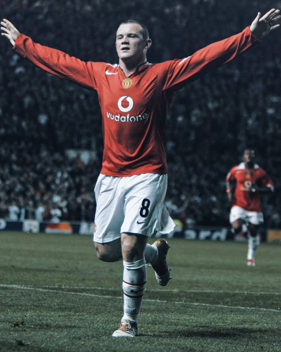 2004年的今天，18岁鲁尼曼联首秀戴帽，助球队大胜费内巴切