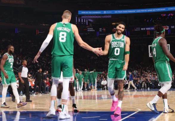 企鹅体育-“F**k波津”响彻全场 铂金用30分4帽让纽约城静音