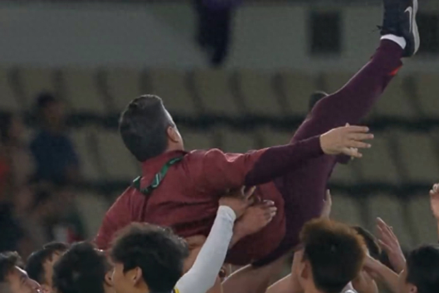 企鹅体育官网-安东尼奥被高高抛起！率队创造奇迹，媒体人热议：进决赛满分操作|U23|越南|王钰栋|U23亚洲杯|拜合拉木_新浪体育_新浪新闻